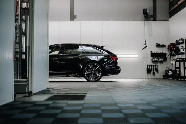 Audi RS 6 Avant, in einer Pflegehalle