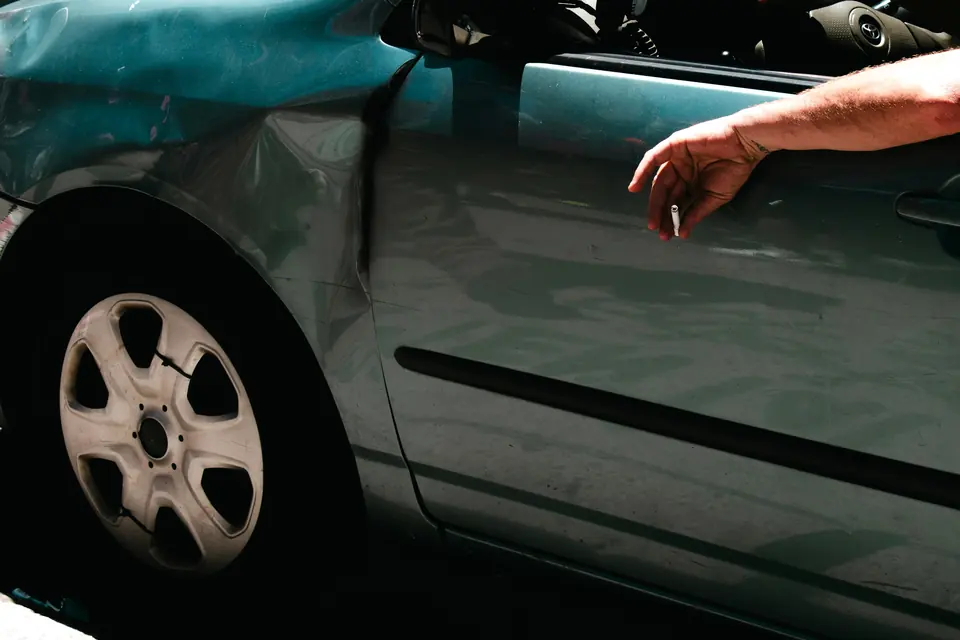 Delle in der Tür eines Autos, mit der Hand gezeigt