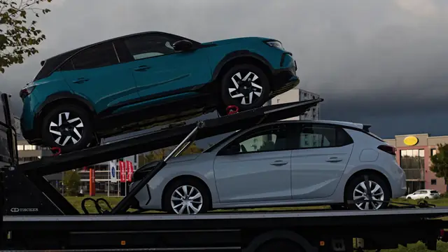Opel Mokka & Corsa, auf dem Transporter